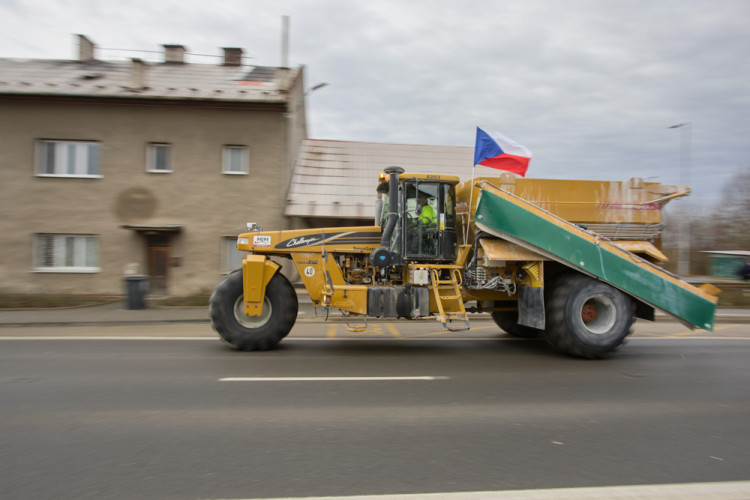 FOTOGALERIE: Do Olomouce vyrazily na protestní jízdu konvoje zemědělské techniky