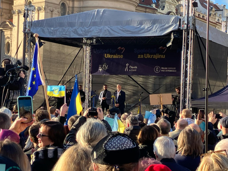 FOTOGALERIE: Shromáždění za Ukrajinu zaplnilo Staroměstské náměstí