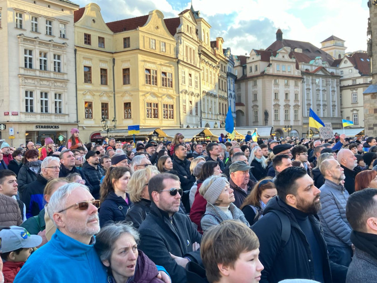FOTOGALERIE: Shromáždění za Ukrajinu zaplnilo Staroměstské náměstí