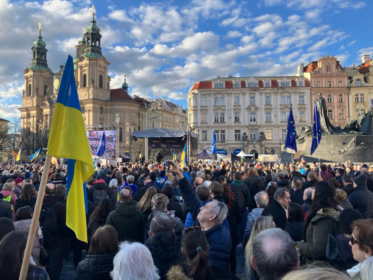 FOTOGALERIE: Shromáždění za Ukrajinu zaplnilo Staroměstské náměstí