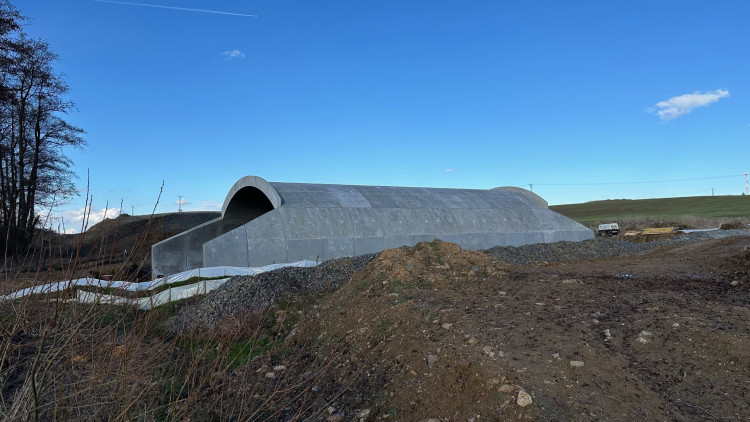 Teď už na místě stojí nový most