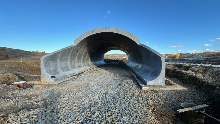 Teď už na místě stojí nový most