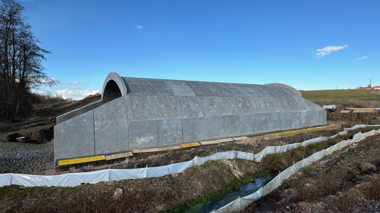 Teď už na místě stojí nový most