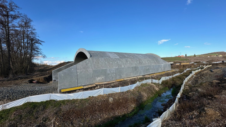 Teď už na místě stojí nový most