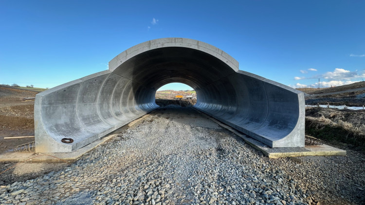 Teď už na místě stojí nový most