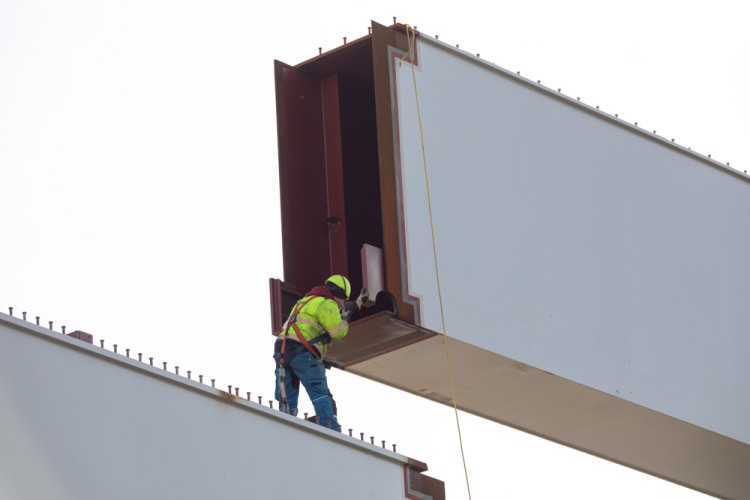 FOTOGALERIE: Náročná operace se stotunovým nosníkem. Na D1 u Přerova vzniká estakáda