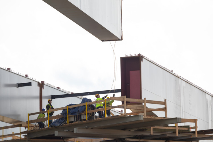 FOTOGALERIE: Náročná operace se stotunovým nosníkem. Na D1 u Přerova vzniká estakáda