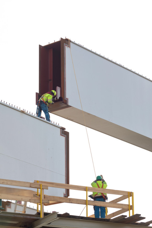 FOTOGALERIE: Náročná operace se stotunovým nosníkem. Na D1 u Přerova vzniká estakáda