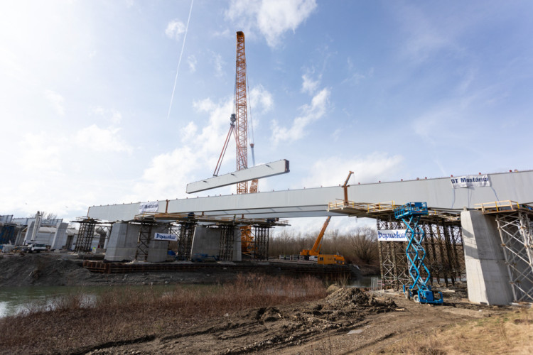 FOTOGALERIE: Náročná operace se stotunovým nosníkem. Na D1 u Přerova vzniká estakáda