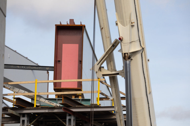 FOTOGALERIE: Náročná operace se stotunovým nosníkem. Na D1 u Přerova vzniká estakáda