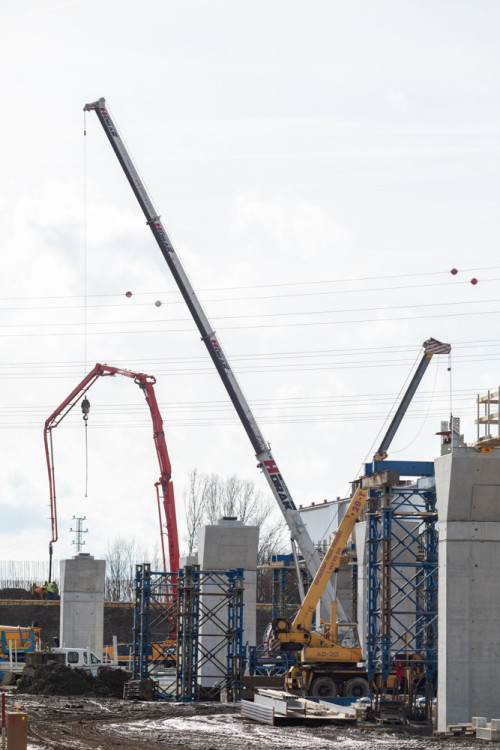 FOTOGALERIE: Náročná operace se stotunovým nosníkem. Na D1 u Přerova vzniká estakáda
