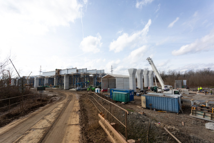 FOTOGALERIE: Náročná operace se stotunovým nosníkem. Na D1 u Přerova vzniká estakáda