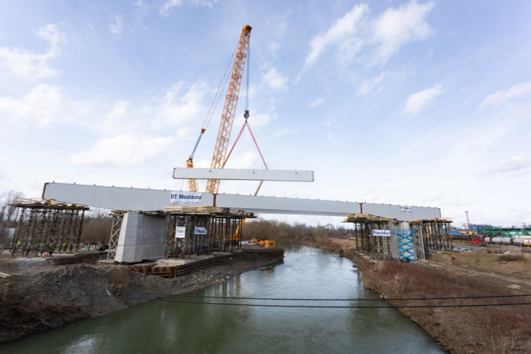 FOTOGALERIE: Náročná operace se stotunovým nosníkem. Na D1 u Přerova vzniká estakáda
