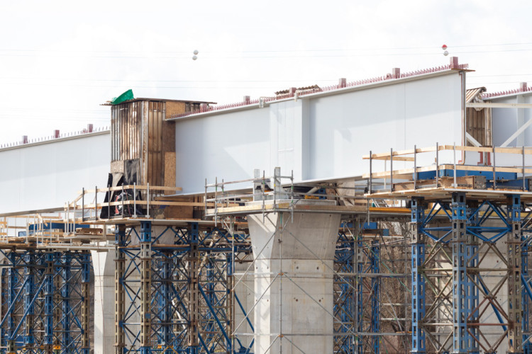 FOTOGALERIE: Náročná operace se stotunovým nosníkem. Na D1 u Přerova vzniká estakáda