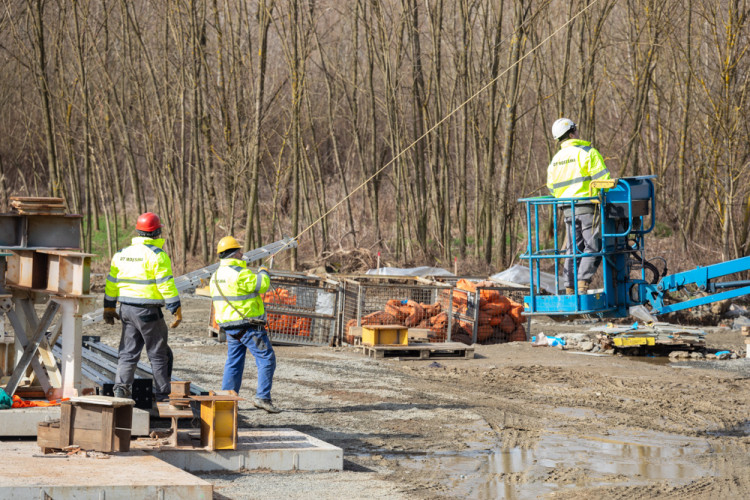 FOTOGALERIE: Náročná operace se stotunovým nosníkem. Na D1 u Přerova vzniká estakáda