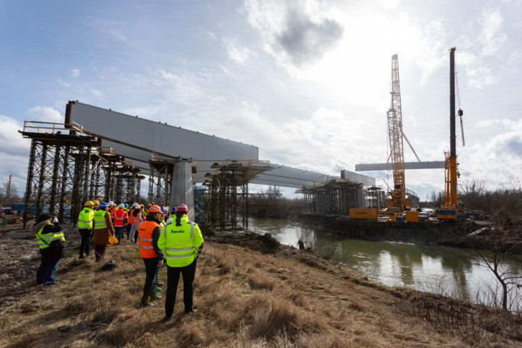 FOTOGALERIE: Náročná operace se stotunovým nosníkem. Na D1 u Přerova vzniká estakáda
