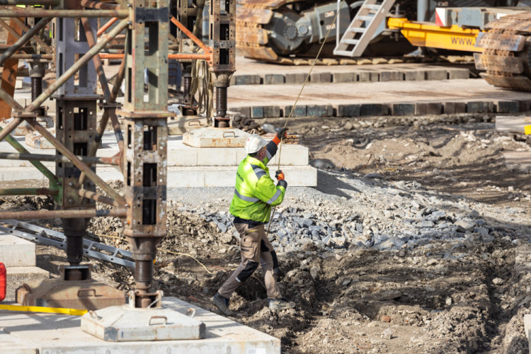 FOTOGALERIE: Náročná operace se stotunovým nosníkem. Na D1 u Přerova vzniká estakáda