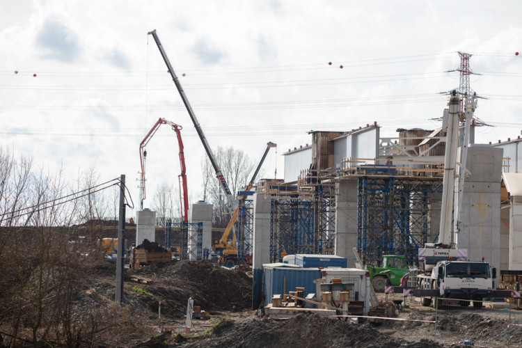 FOTOGALERIE: Náročná operace se stotunovým nosníkem. Na D1 u Přerova vzniká estakáda
