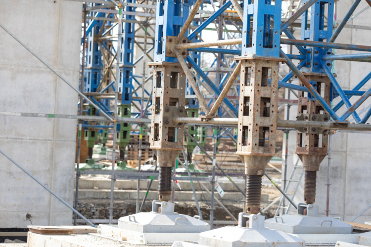 FOTOGALERIE: Náročná operace se stotunovým nosníkem. Na D1 u Přerova vzniká estakáda