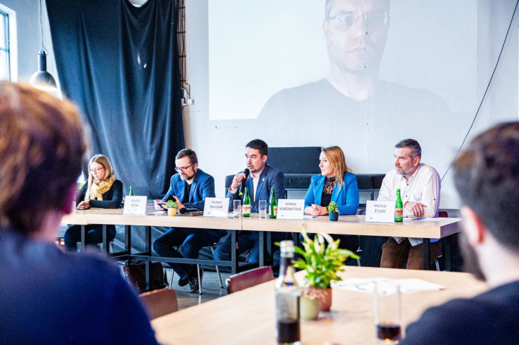 FOTOGALERIE: Diskuse na téma sdílení energií v Papírně Plzeň