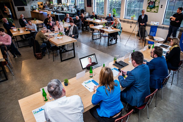 FOTOGALERIE: Diskuse na téma sdílení energií v Papírně Plzeň