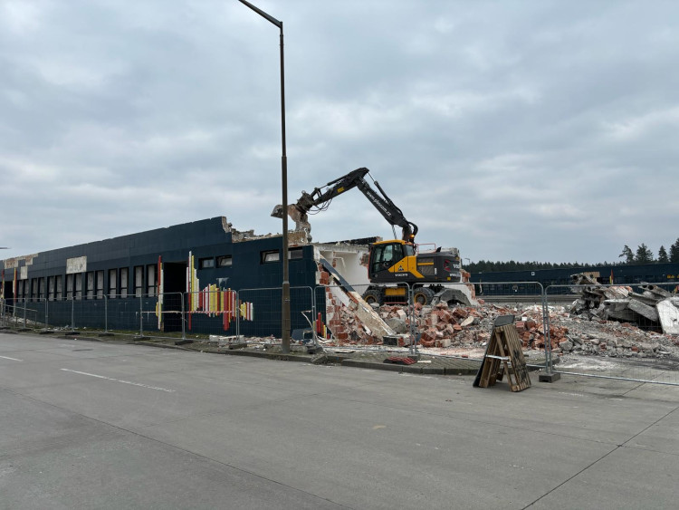 FOTOGALERIE: Demolice celnice na dálničním přechodu v Rozvadově