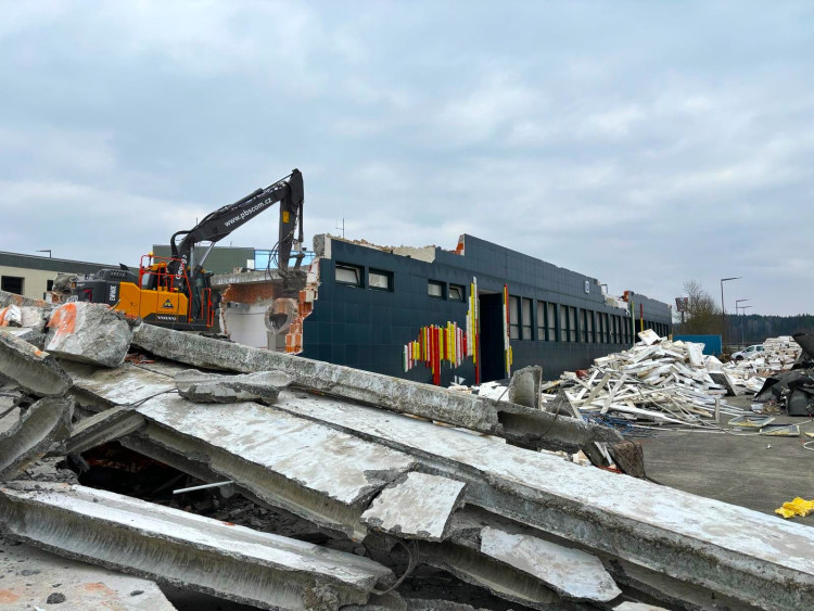 FOTOGALERIE: Demolice celnice na dálničním přechodu v Rozvadově