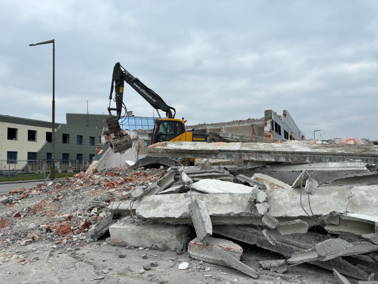 FOTOGALERIE: Demolice celnice na dálničním přechodu v Rozvadově