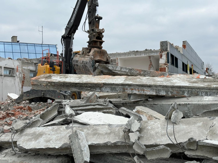 FOTOGALERIE: Demolice celnice na dálničním přechodu v Rozvadově