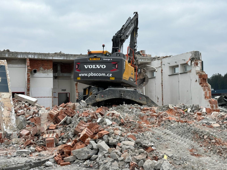 FOTOGALERIE: Demolice celnice na dálničním přechodu v Rozvadově