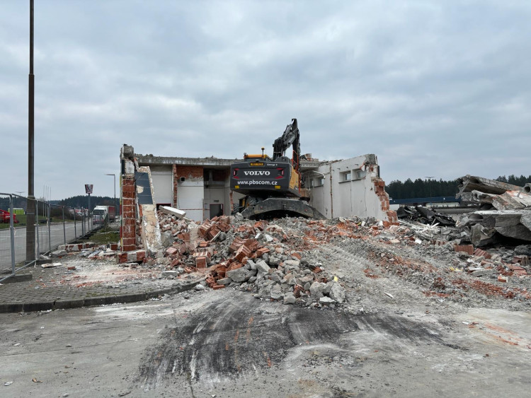 FOTOGALERIE: Demolice celnice na dálničním přechodu v Rozvadově