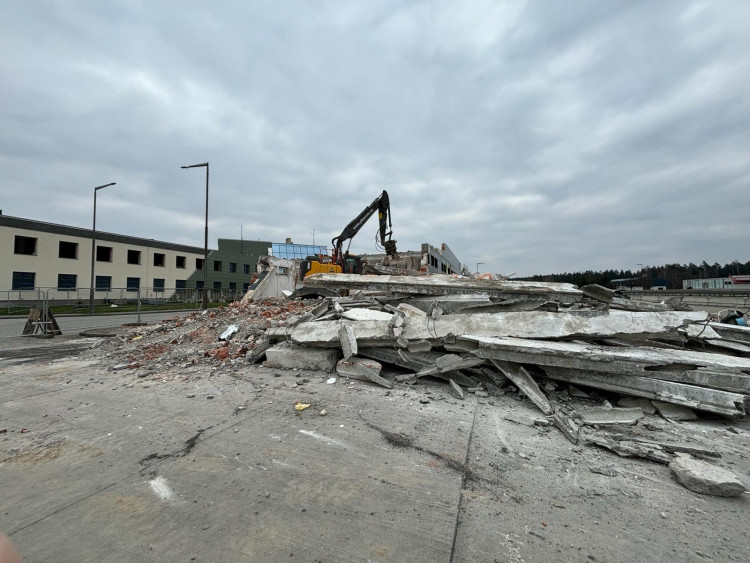 FOTOGALERIE: Demolice celnice na dálničním přechodu v Rozvadově