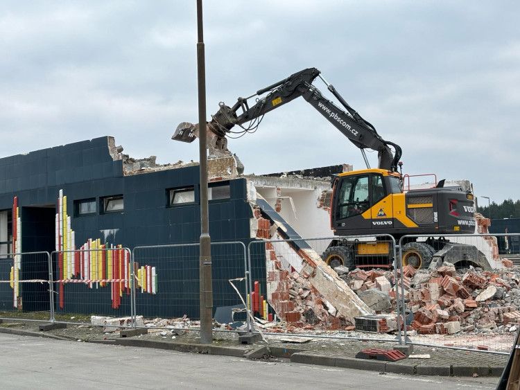 FOTOGALERIE: Demolice celnice na dálničním přechodu v Rozvadově