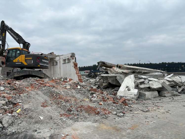 FOTOGALERIE: Demolice celnice na dálničním přechodu v Rozvadově