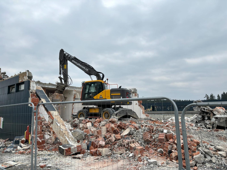 FOTOGALERIE: Demolice celnice na dálničním přechodu v Rozvadově