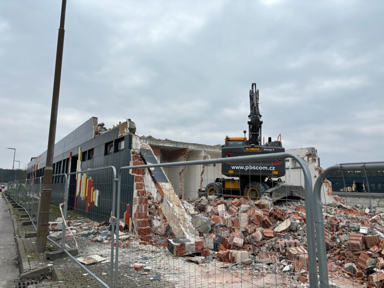 FOTOGALERIE: Demolice celnice na dálničním přechodu v Rozvadově
