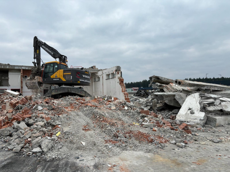 FOTOGALERIE: Demolice celnice na dálničním přechodu v Rozvadově