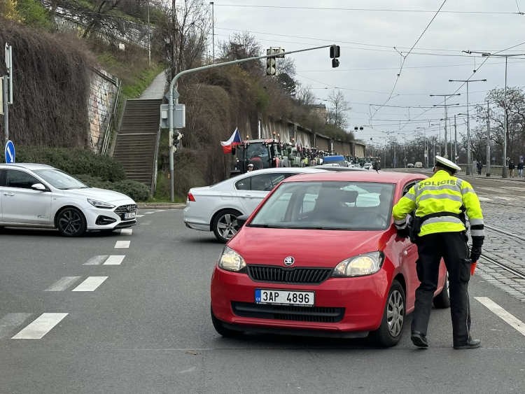 FOTOGALERIE: Hnůj hlídaný policií, naštvaní zemědělci a zase ten guláš. Podívejte se, jak vypadal další protest farmářů