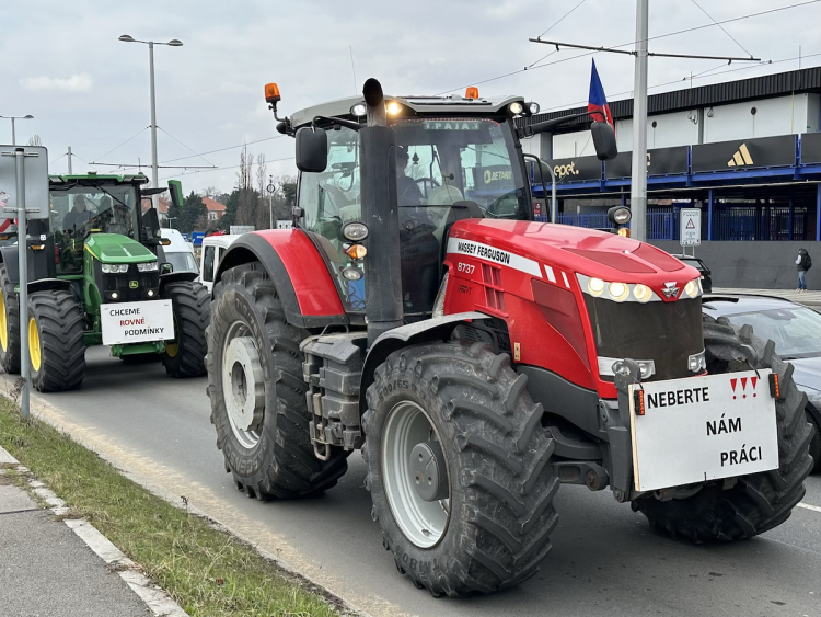 FOTOGALERIE: Hnůj hlídaný policií, naštvaní zemědělci a zase ten guláš. Podívejte se, jak vypadal další protest farmářů