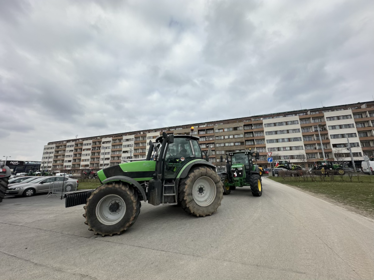 FOTOGALERIE: Hnůj hlídaný policií, naštvaní zemědělci a zase ten guláš. Podívejte se, jak vypadal další protest farmářů