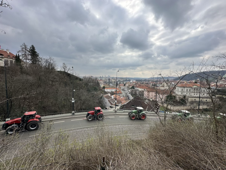 FOTOGALERIE: Hnůj hlídaný policií, naštvaní zemědělci a zase ten guláš. Podívejte se, jak vypadal další protest farmářů