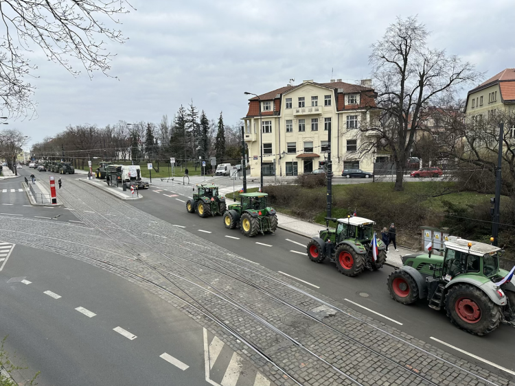 FOTOGALERIE: Hnůj hlídaný policií, naštvaní zemědělci a zase ten guláš. Podívejte se, jak vypadal další protest farmářů