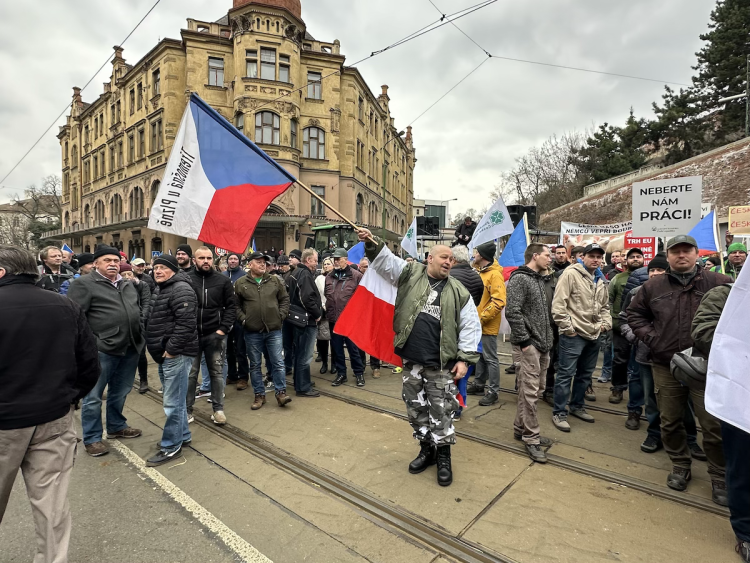 FOTOGALERIE: Hnůj hlídaný policií, naštvaní zemědělci a zase ten guláš. Podívejte se, jak vypadal další protest farmářů