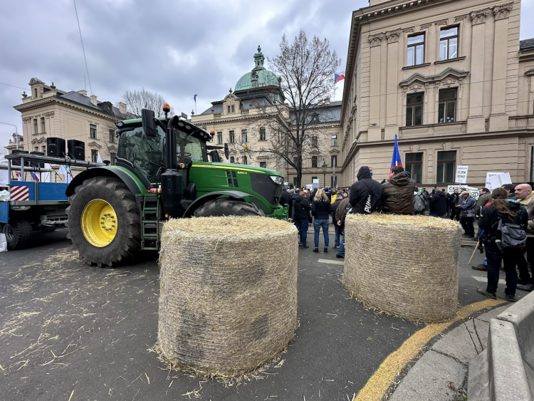 FOTOGALERIE: Hnůj hlídaný policií, naštvaní zemědělci a zase ten guláš. Podívejte se, jak vypadal další protest farmářů