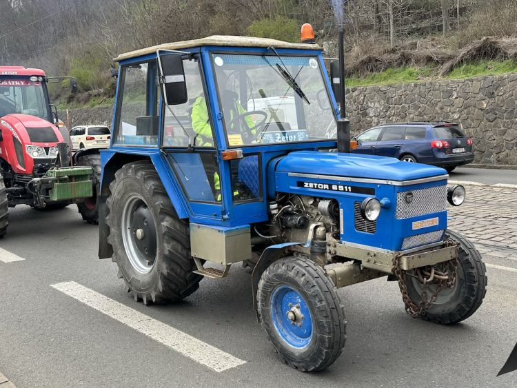FOTOGALERIE: Hnůj hlídaný policií, naštvaní zemědělci a zase ten guláš. Podívejte se, jak vypadal další protest farmářů