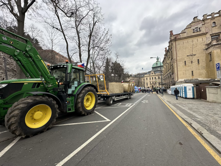 FOTOGALERIE: Hnůj hlídaný policií, naštvaní zemědělci a zase ten guláš. Podívejte se, jak vypadal další protest farmářů