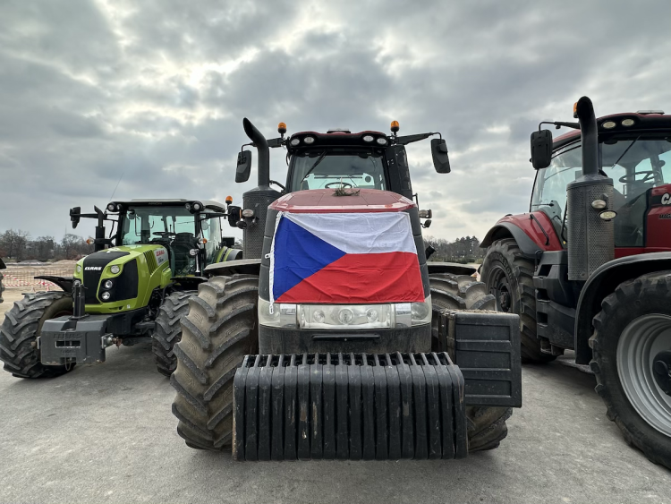 FOTOGALERIE: Hnůj hlídaný policií, naštvaní zemědělci a zase ten guláš. Podívejte se, jak vypadal další protest farmářů