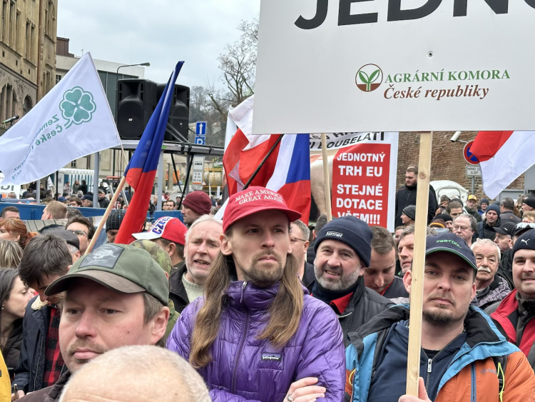 FOTOGALERIE: Hnůj hlídaný policií, naštvaní zemědělci a zase ten guláš. Podívejte se, jak vypadal další protest farmářů