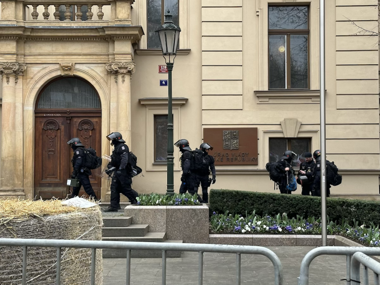 FOTOGALERIE: Hnůj hlídaný policií, naštvaní zemědělci a zase ten guláš. Podívejte se, jak vypadal další protest farmářů