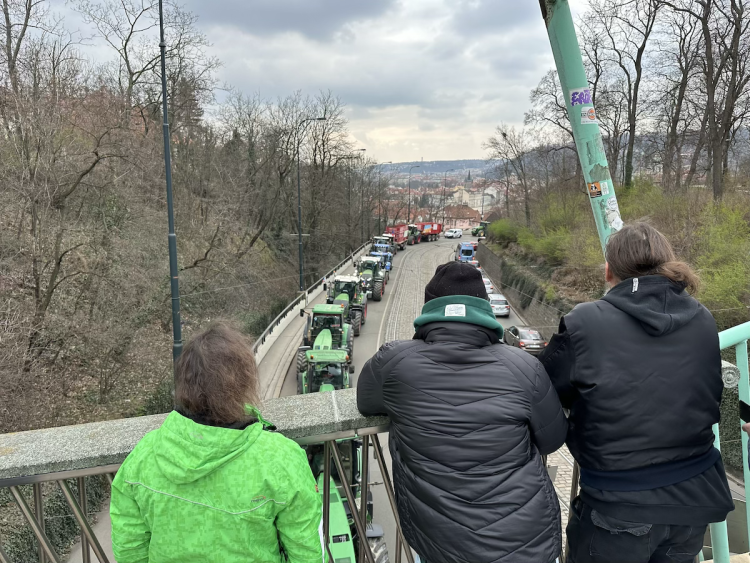 FOTOGALERIE: Hnůj hlídaný policií, naštvaní zemědělci a zase ten guláš. Podívejte se, jak vypadal další protest farmářů
